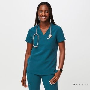 FIGS Caribbean Blue Set: Bottoms- XXS PETITE                Top- XS REGULAR